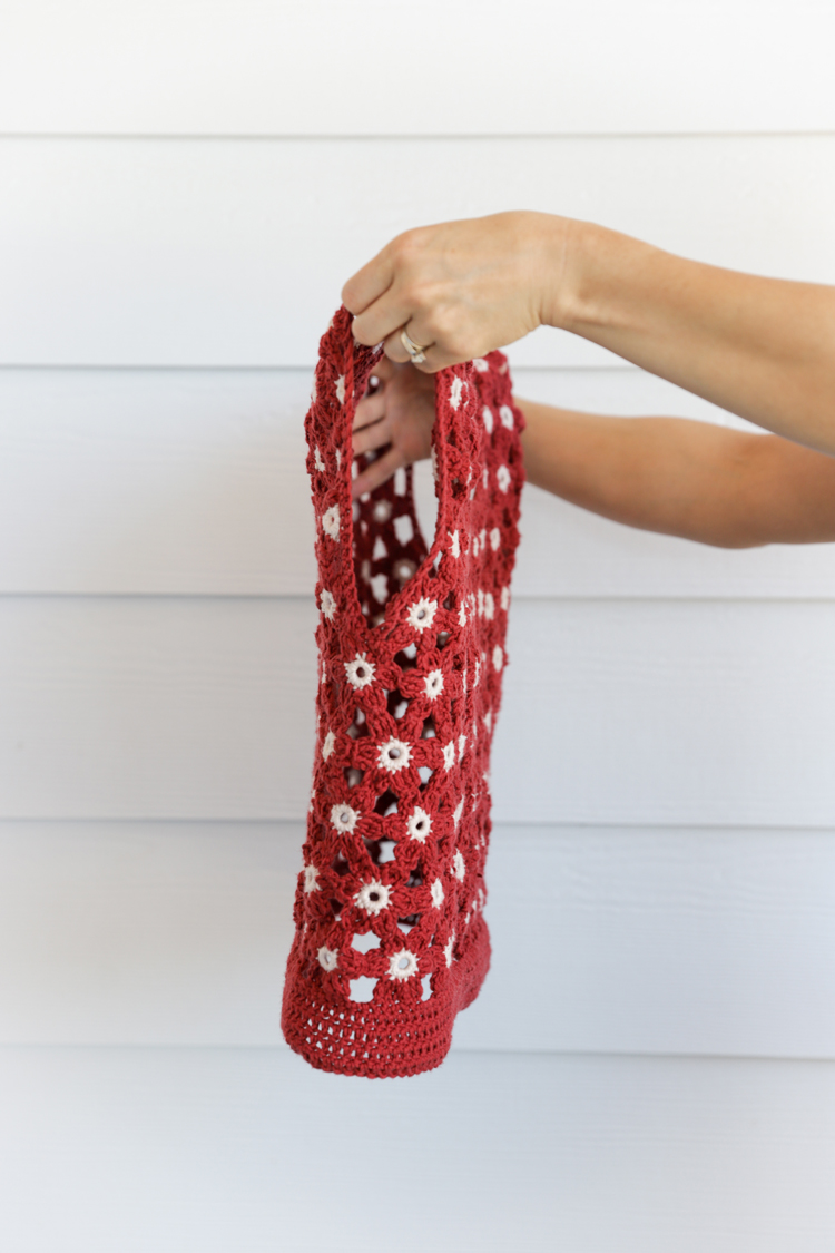 Crochet Daisy Top - FREE PATTERN Sizes Child XL - Adult XXL // www.deliacreates.com