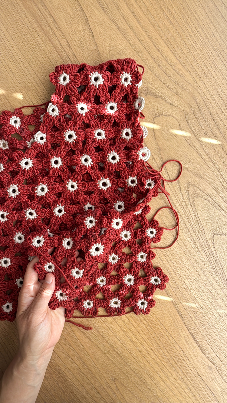 Crochet Daisy Top - FREE PATTERN Sizes Child XL - Adult XXL // www.deliacreates.com