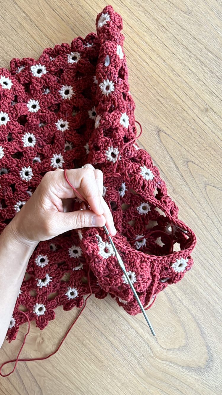 Crochet Daisy Top - FREE PATTERN Sizes Child XL - Adult XXL // www.deliacreates.com