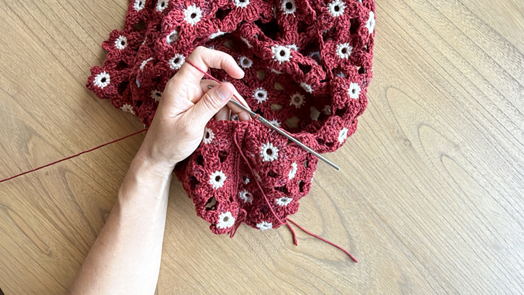 Crochet Daisy Top - FREE PATTERN Sizes Child XL - Adult XXL // www.deliacreates.com