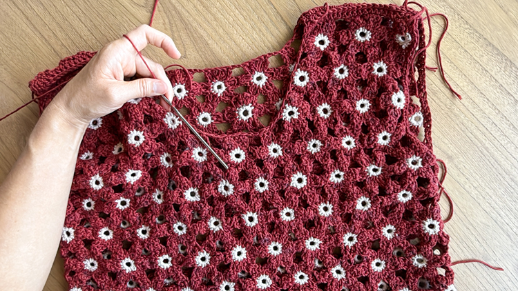 Crochet Daisy Top - FREE PATTERN Sizes Child XL - Adult XXL // www.deliacreates.com