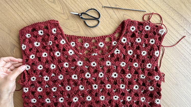 Crochet Daisy Top - FREE PATTERN Sizes Child XL - Adult XXL // www.deliacreates.com