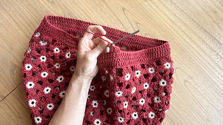 Crochet Daisy Top - FREE PATTERN Sizes Child XL - Adult XXL // www.deliacreates.com