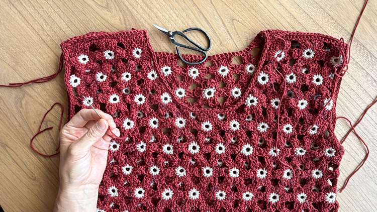 Crochet Daisy Top - FREE PATTERN Sizes Child XL - Adult XXL // www.deliacreates.com