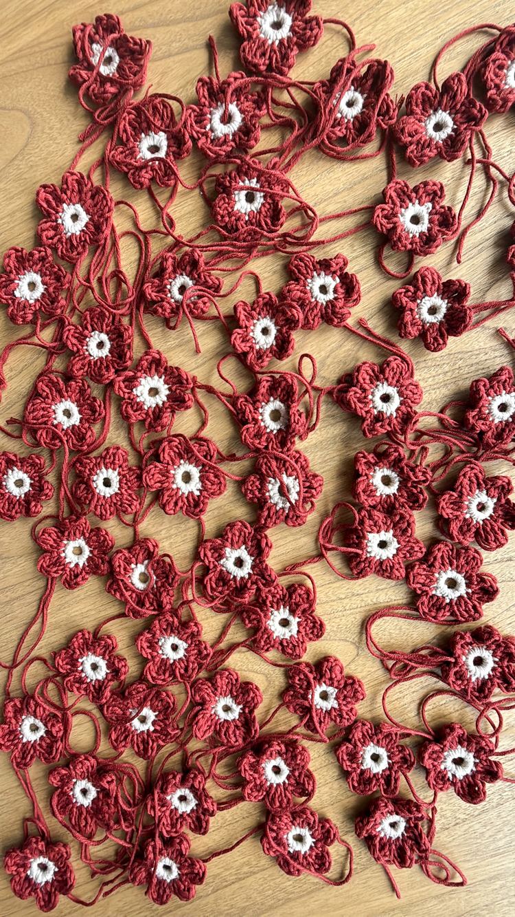 Crochet Daisy Top - FREE PATTERN Sizes Child XL - Adult XXL // www.deliacreates.com