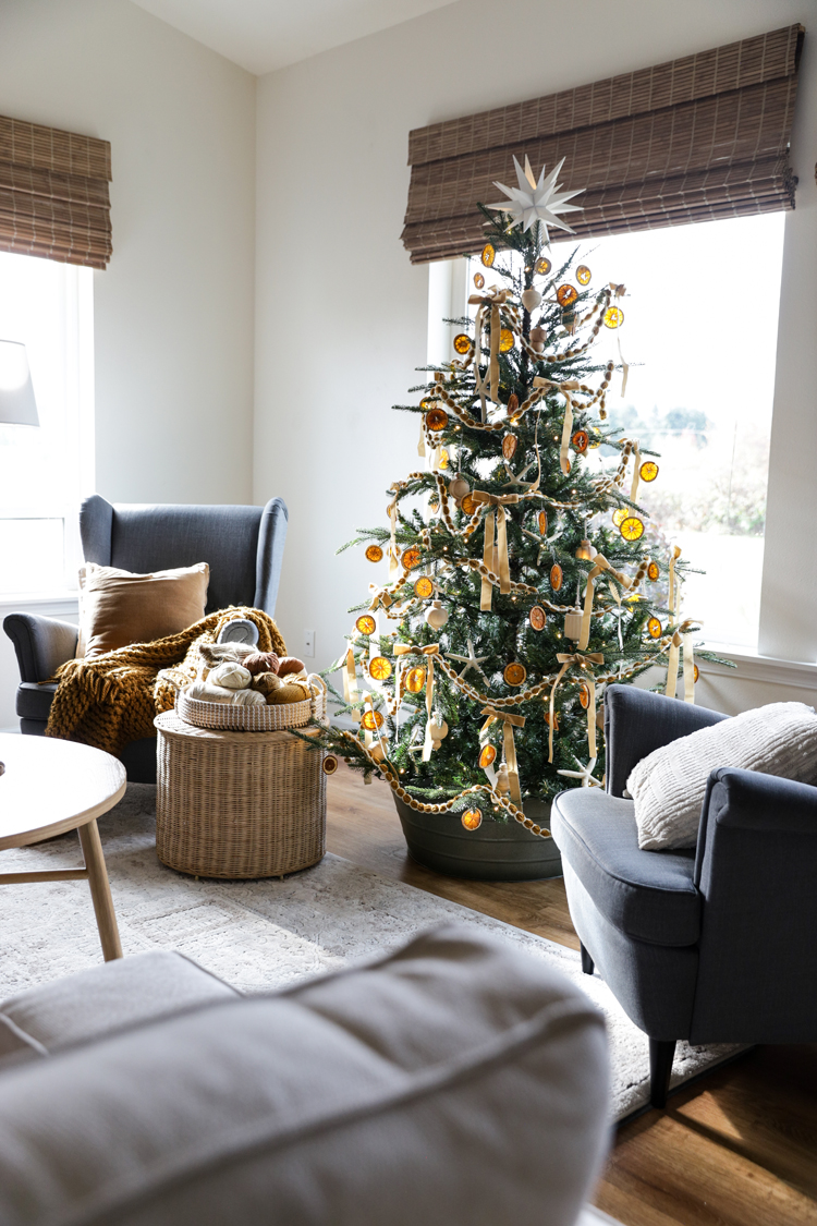 Chains + Puffs Crochet Garland // free pattern and video tutorial at www.deliacreates.com