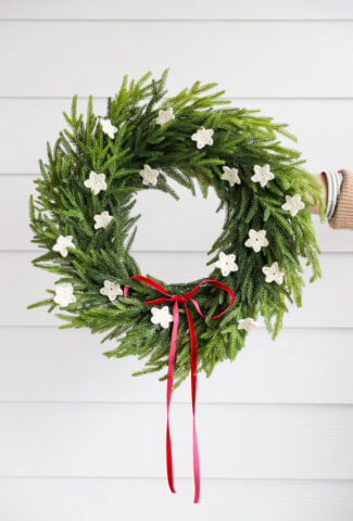 Little Crochet Star Tutorial // video instructions at: www.deliacreates.com