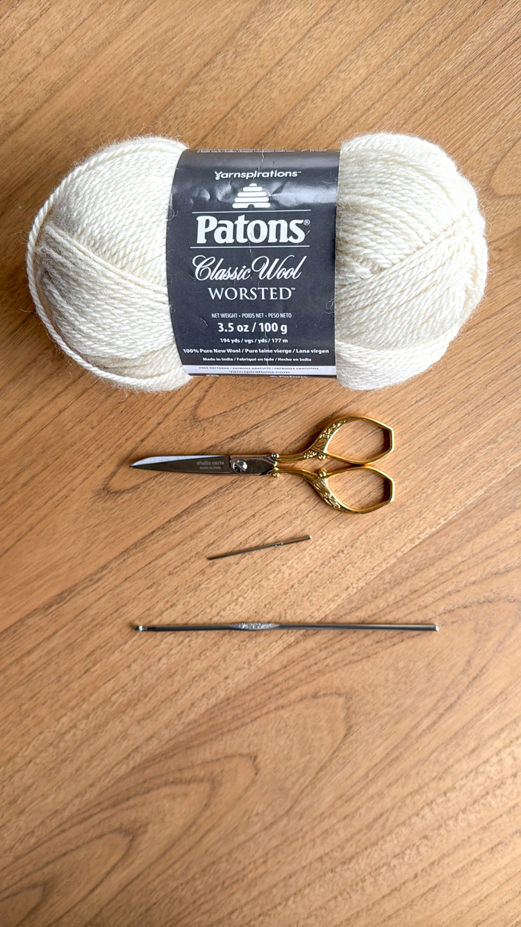 Little Crochet Star Tutorial // video instructions at: www.deliacreates.com