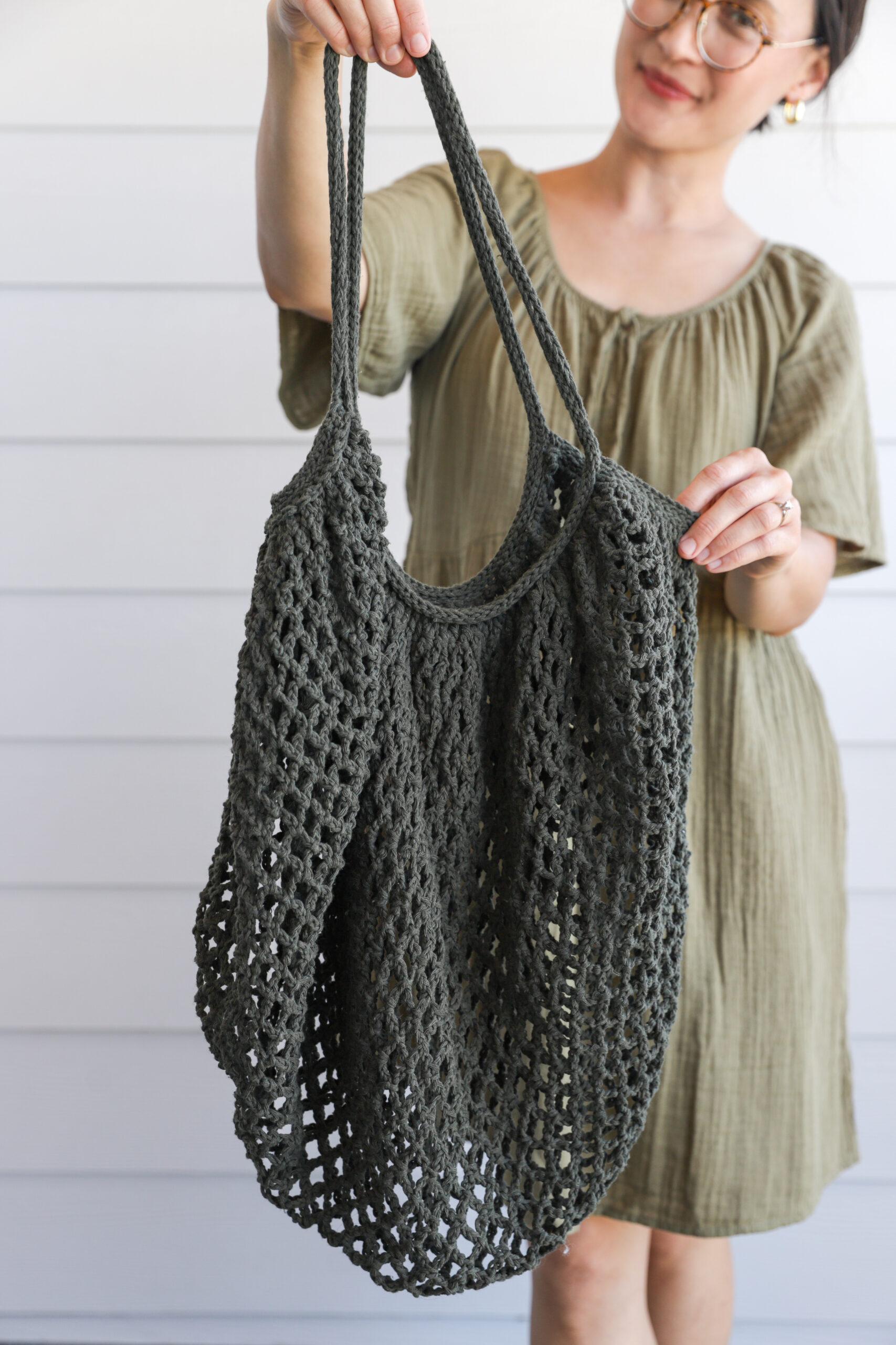 Mesh Market Crochet Bag - Free Pattern // www.deliacreates.com