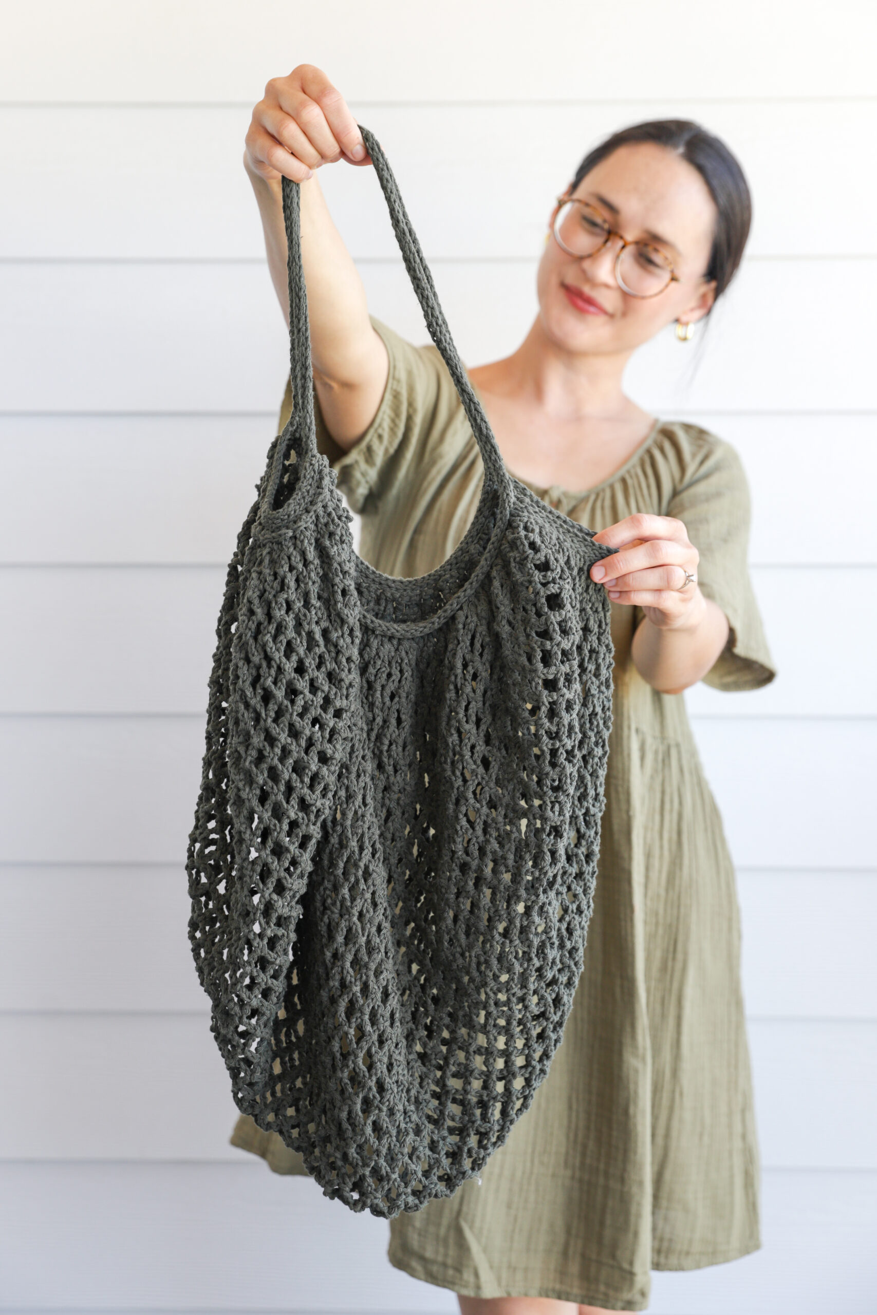 Mesh Market Crochet Bag - Free Pattern // www.deliacreates.com