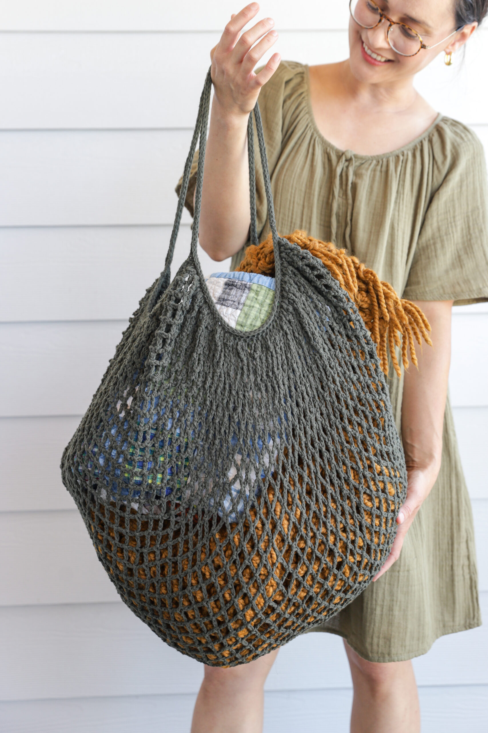 Mesh Market Crochet Bag - Free Pattern // www.deliacreates.com