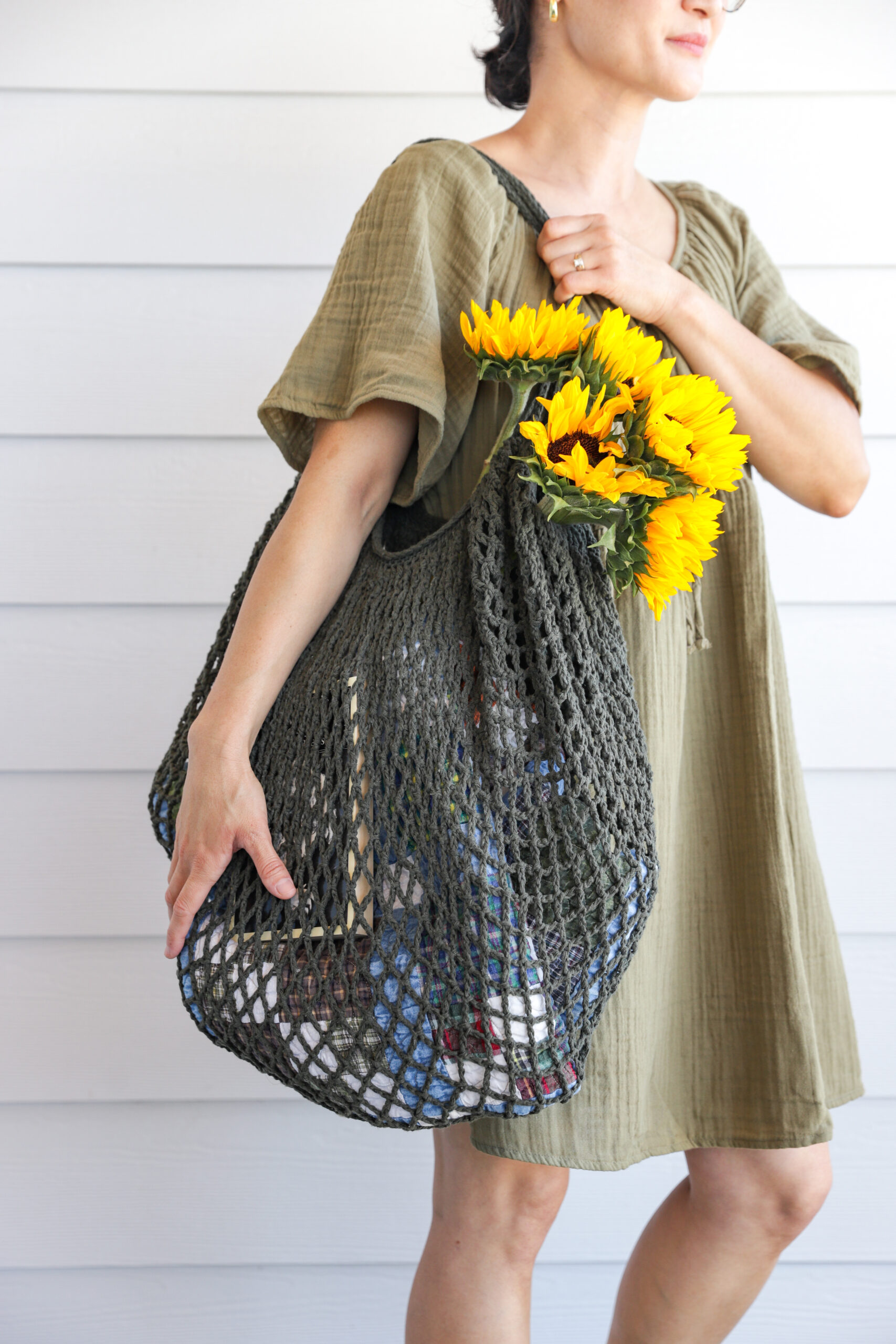 Mesh Market Crochet Bag - Free Pattern // www.deliacreates.com