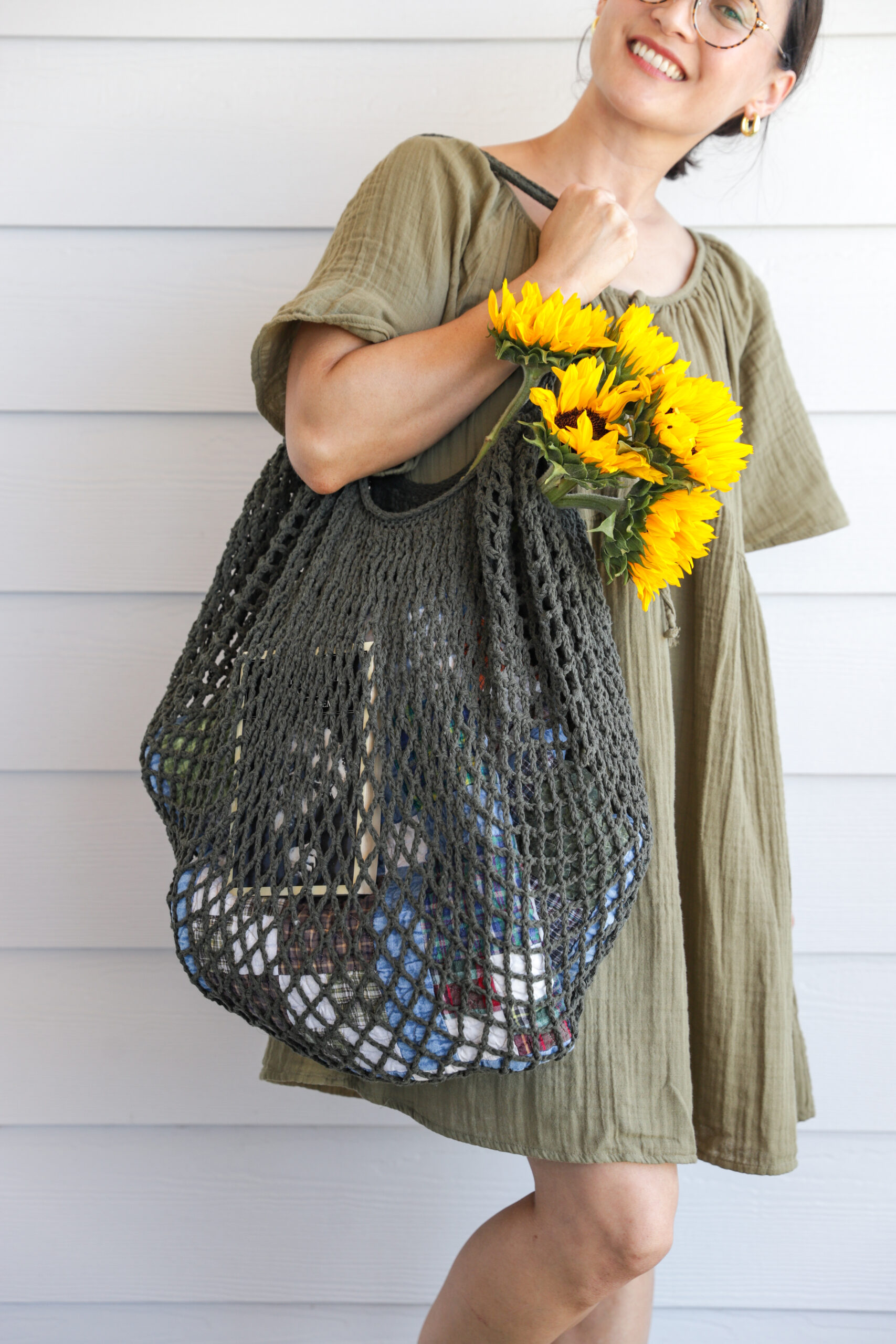 Mesh Market Crochet Bag - Free Pattern // www.deliacreates.com
