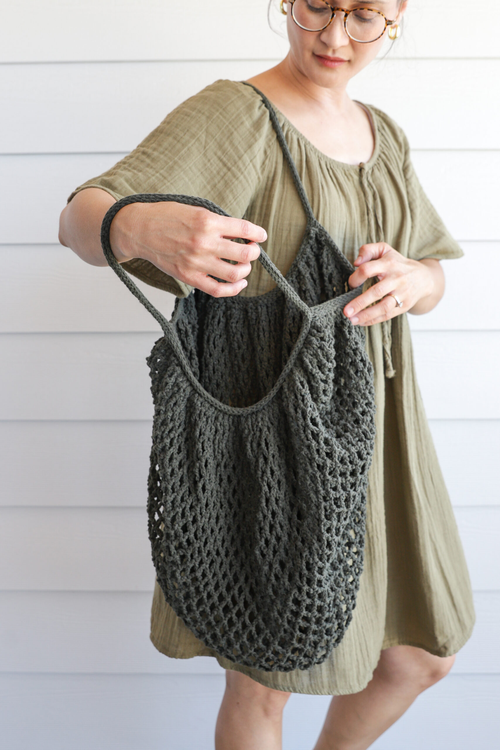Mesh Market Crochet Bag - Free Pattern // www.deliacreates.com