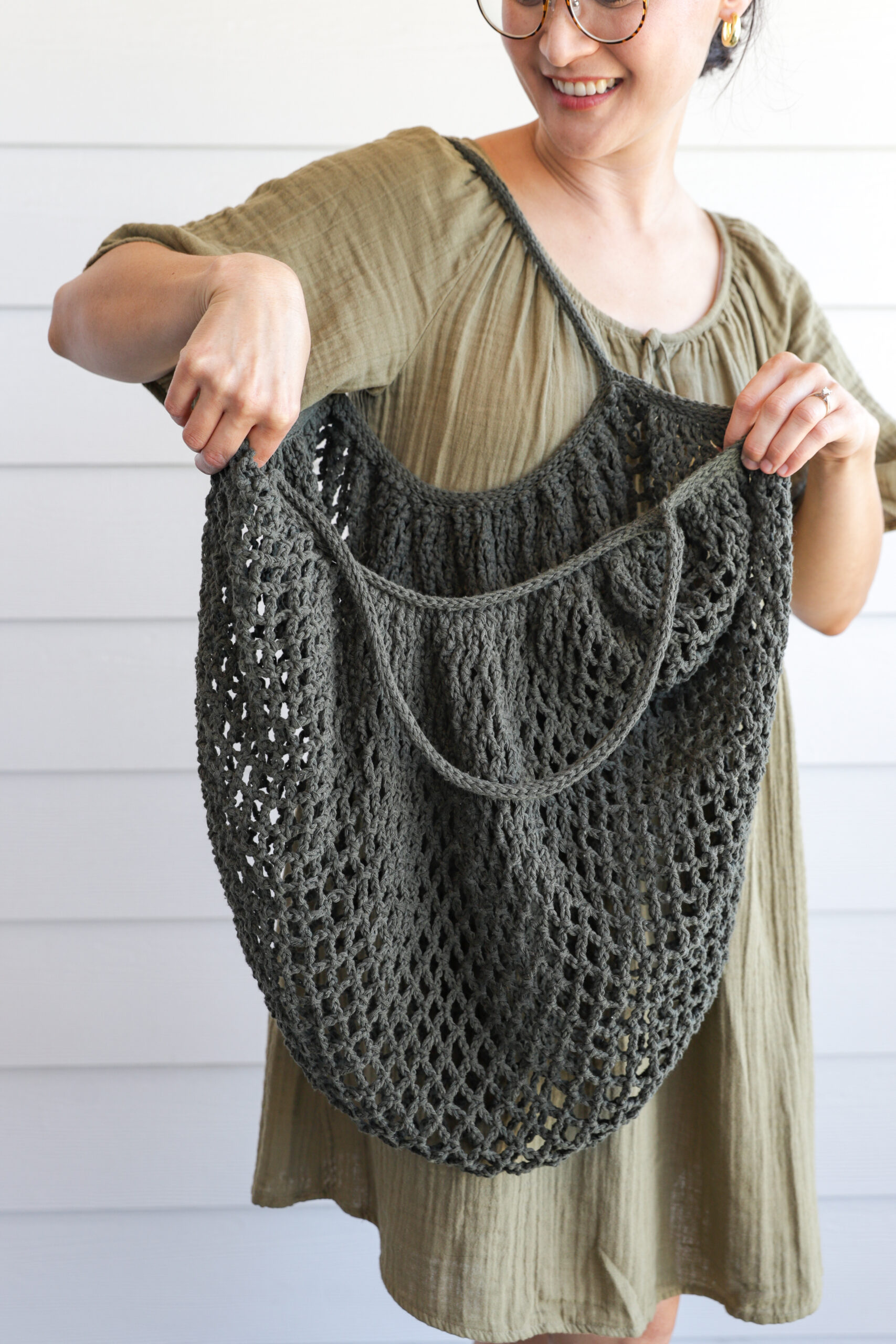 Mesh Market Crochet Bag - Free Pattern // www.deliacreates.com