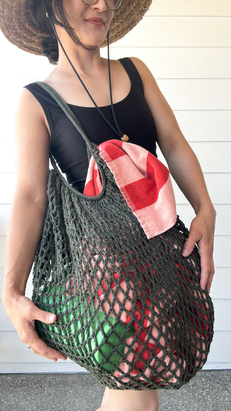 Mesh Market Crochet Bag - Free Pattern // www.deliacreates.com