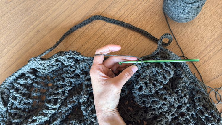 Mesh Market Crochet Bag - Free Pattern // www.deliacreates.com