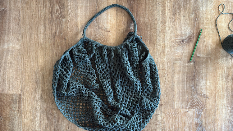 Mesh Market Crochet Bag - Free Pattern // www.deliacreates.com