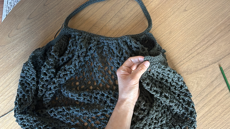 Mesh Market Crochet Bag - Free Pattern // www.deliacreates.com