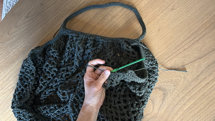 Mesh Market Crochet Bag - Free Pattern // www.deliacreates.com