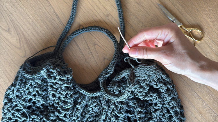 Mesh Market Crochet Bag - Free Pattern // www.deliacreates.com